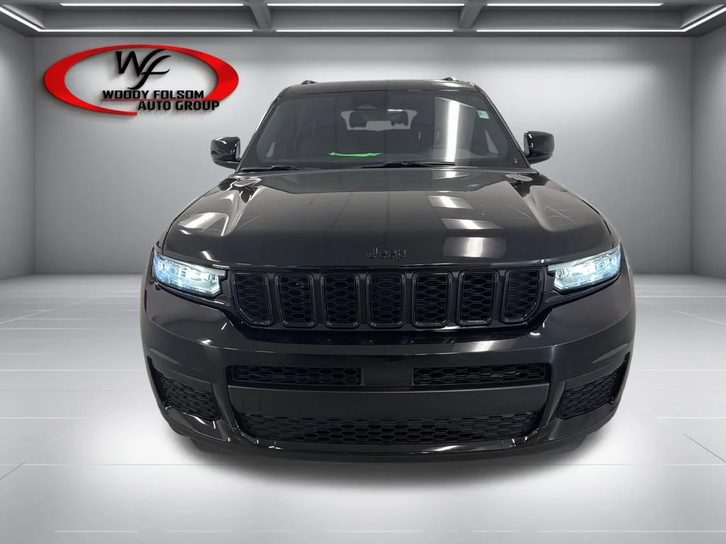 Used 2025 Diamond Black Cry Jeep Altitude image 2