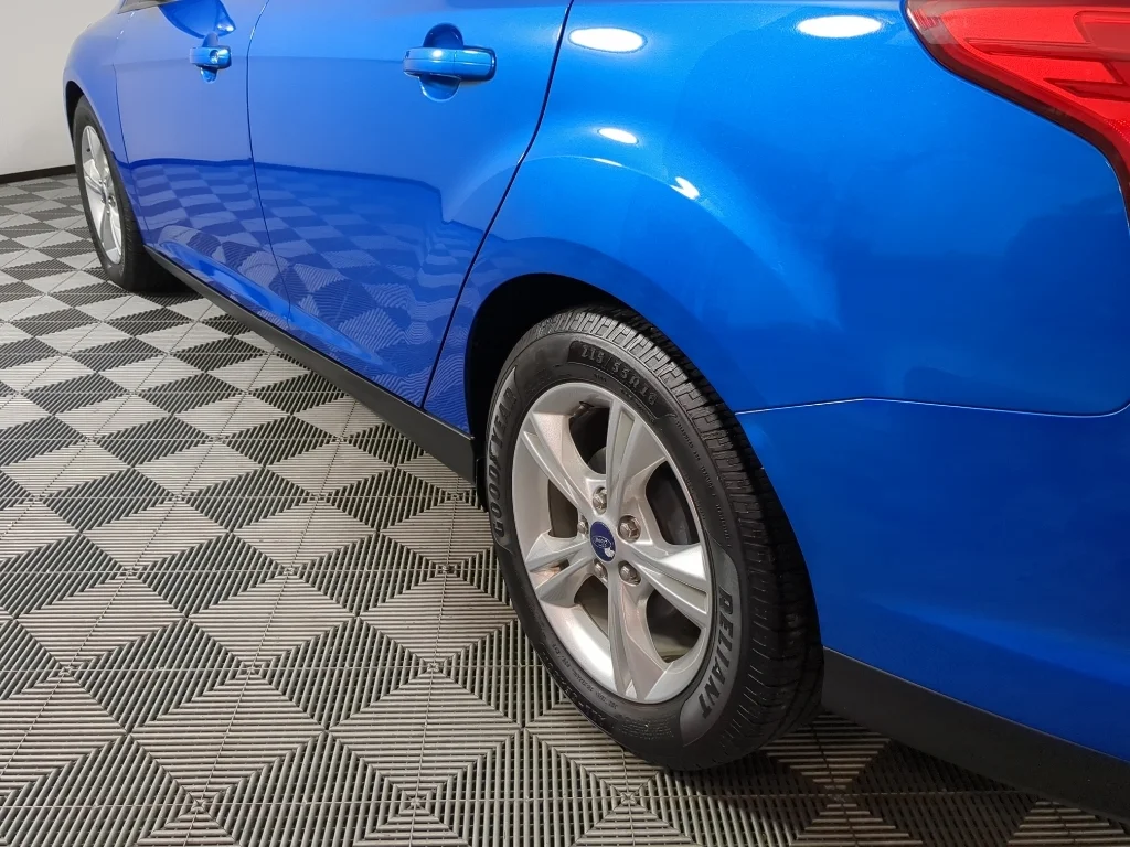Used 2014 blue Ford SE image 5