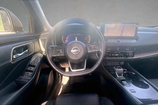 Used 2024 Gold Nissan Platinum image 3