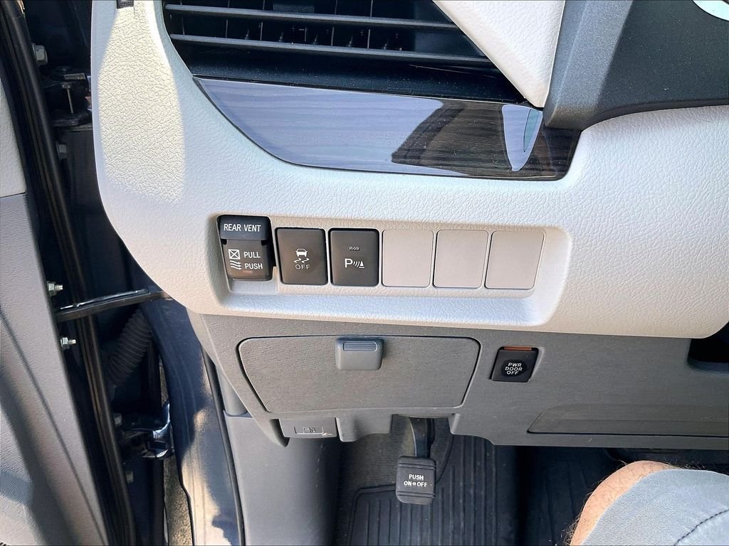 Used 2018 Beige Toyota XLE Premium image 28