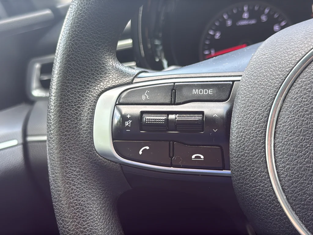 Used 2022 White Kia LXS image 45