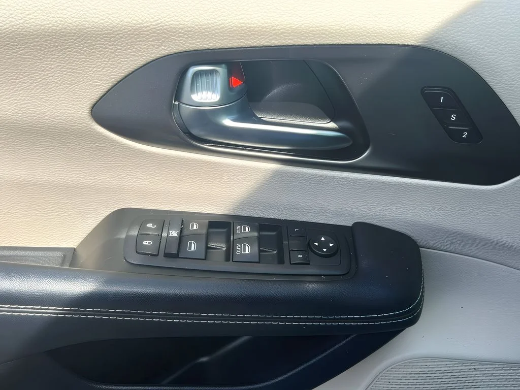 2023 Chrysler Pacifica Touring L - Photo 17