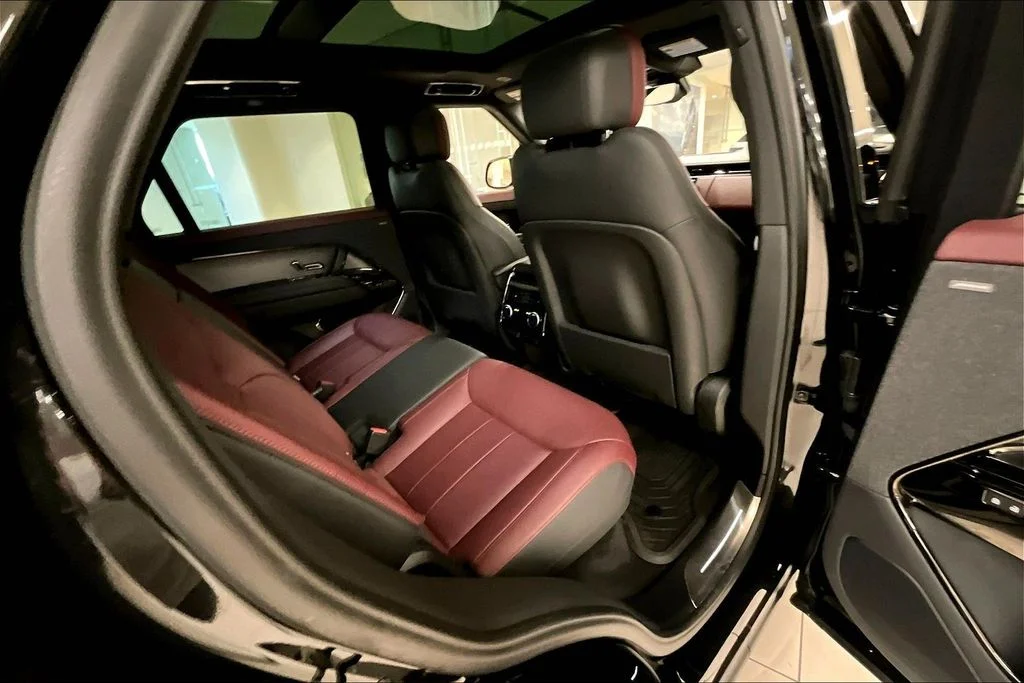 Used 2023 Black Land Rover SE Dynamic image 30