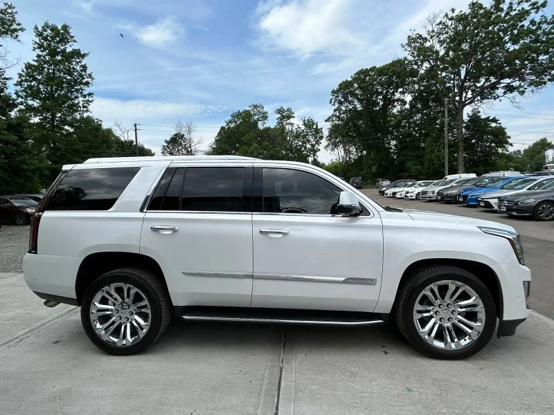 Used 2019 White Cadillac Sport Utility 4D image 15
