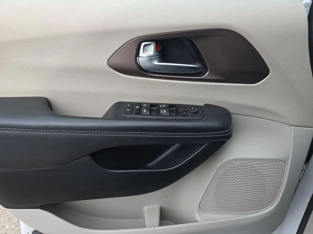 Used 2023 White Chrysler LX image 23