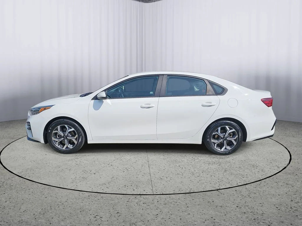 Used 2021 White Kia LXS image 2