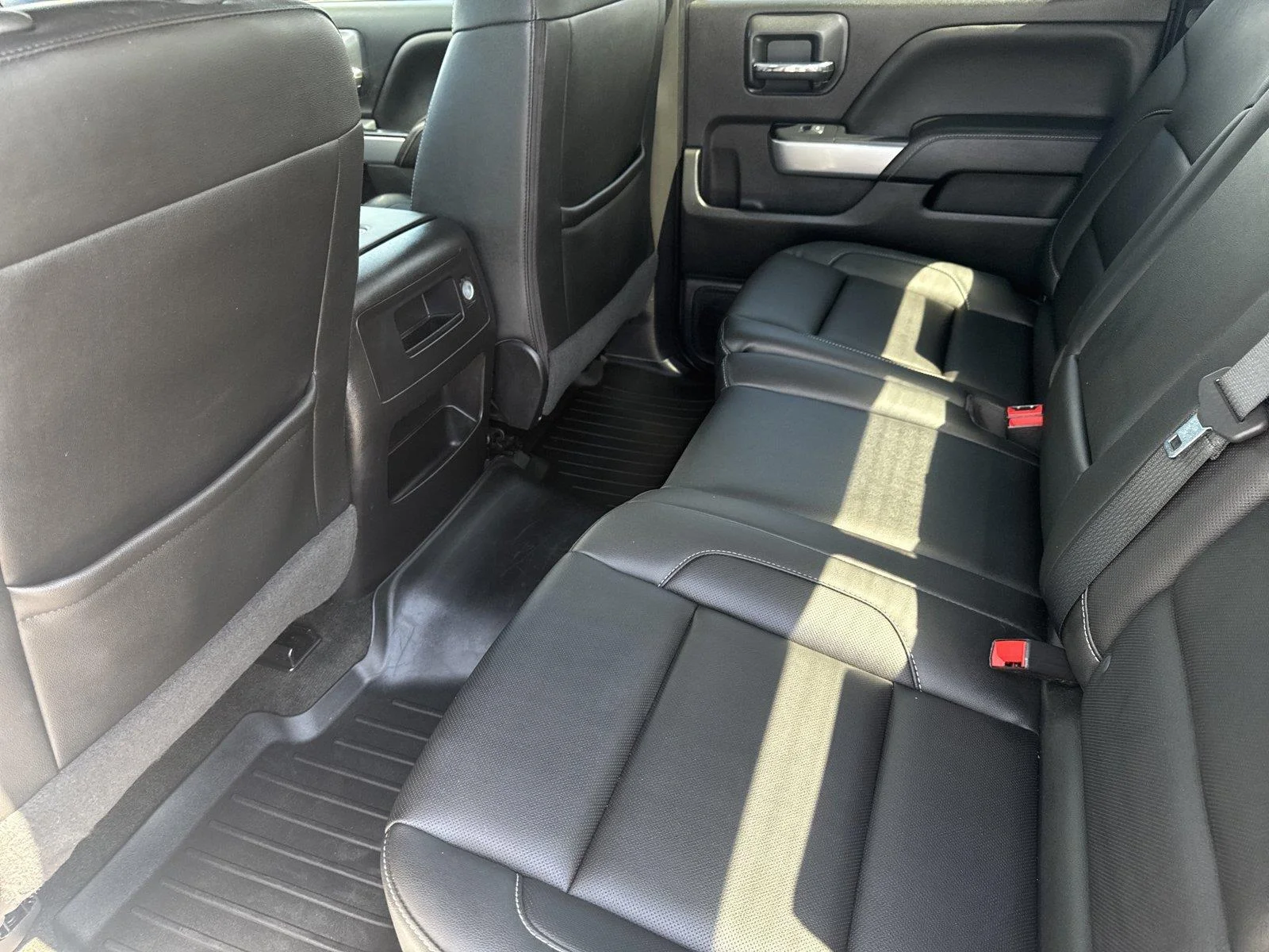 Used 2018 IRIDESCENT PEARL TRICOAT Chevrolet LTZ image 30