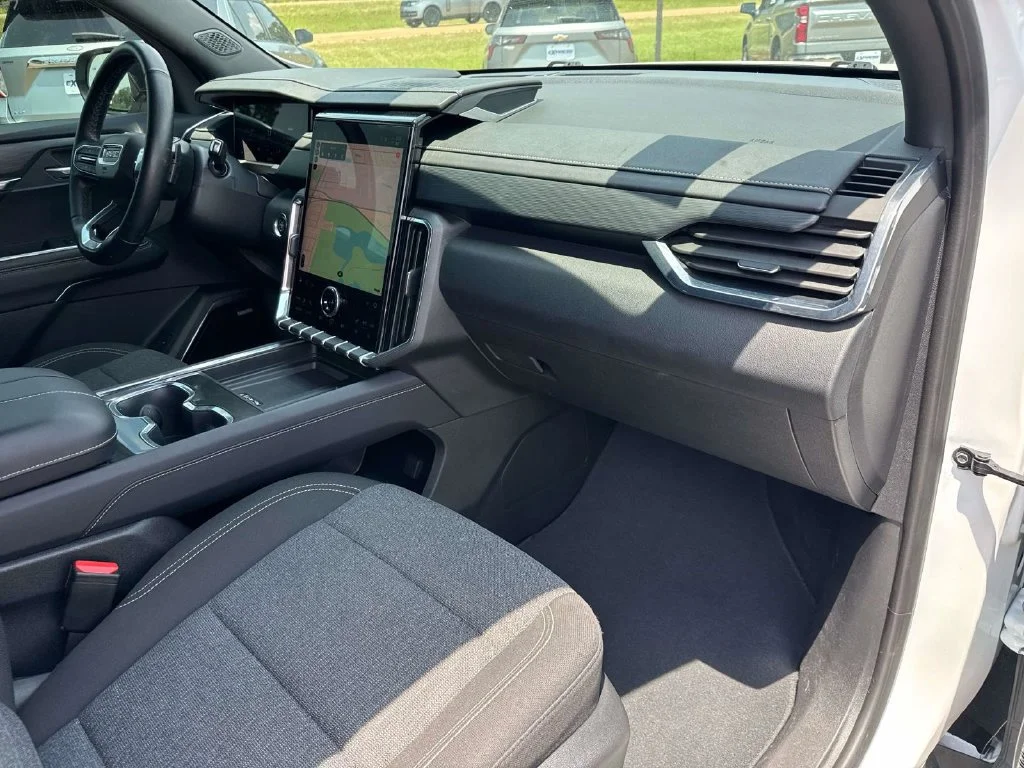 Used 2025 White GMC Elevation image 20