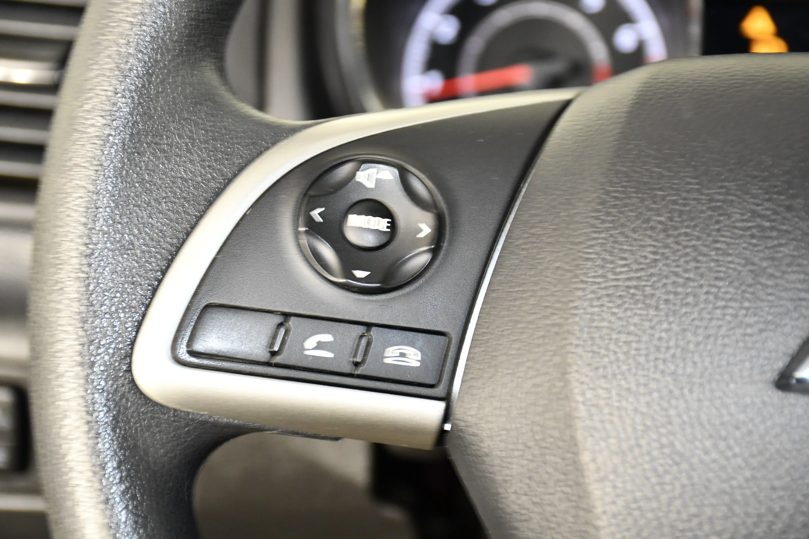 Used 2022 White Diamond Mitsubishi ES image 21