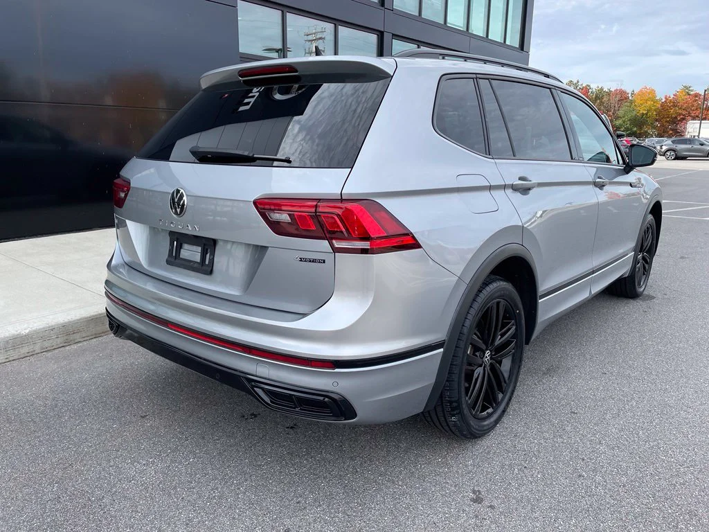 Used 2022 Silver Volkswagen 2.0T SE R-Line Black image 4
