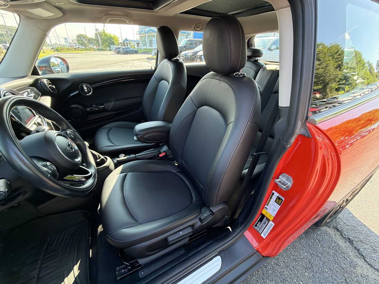 Used 2019 Solaris Orange Metallic MINI Cooper image 19