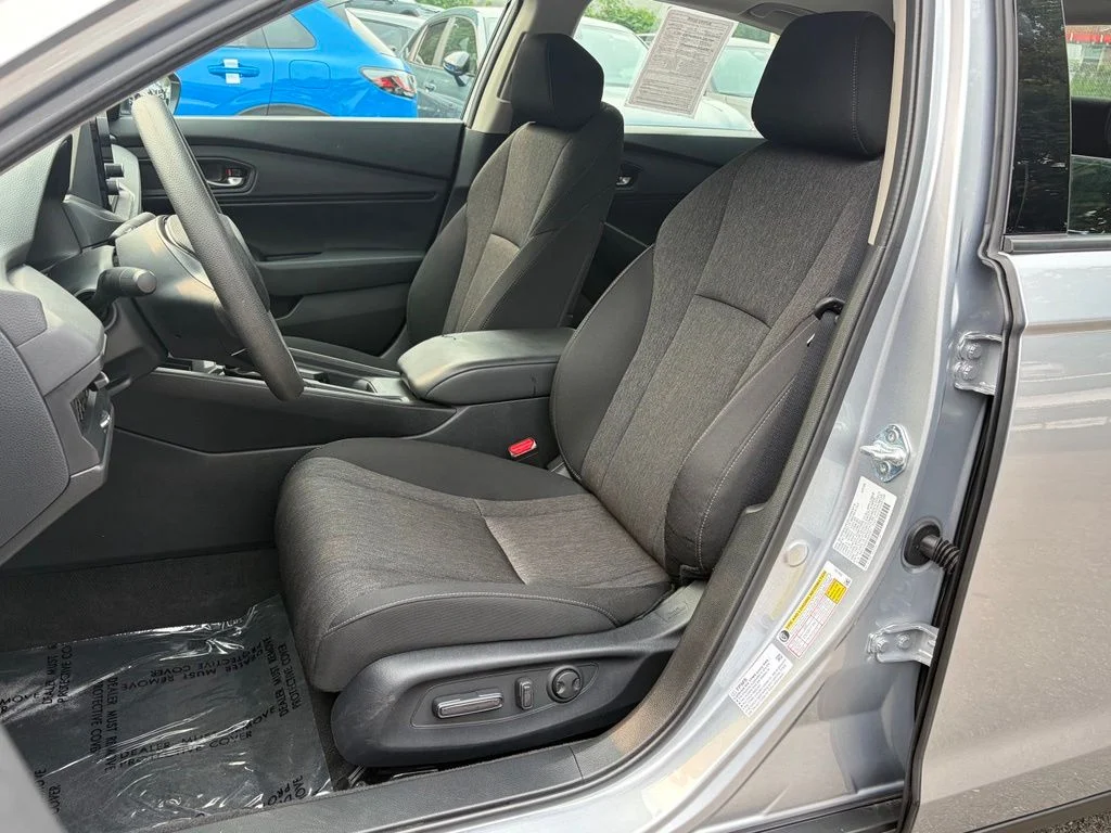 Certified Used 2025 Solar Silver Metallic Honda SE image 5