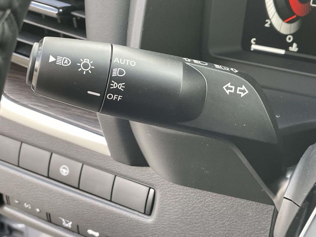New 2026 Boulder Gray Pearl / Super Black Two-tone Nissan Platinum image 23
