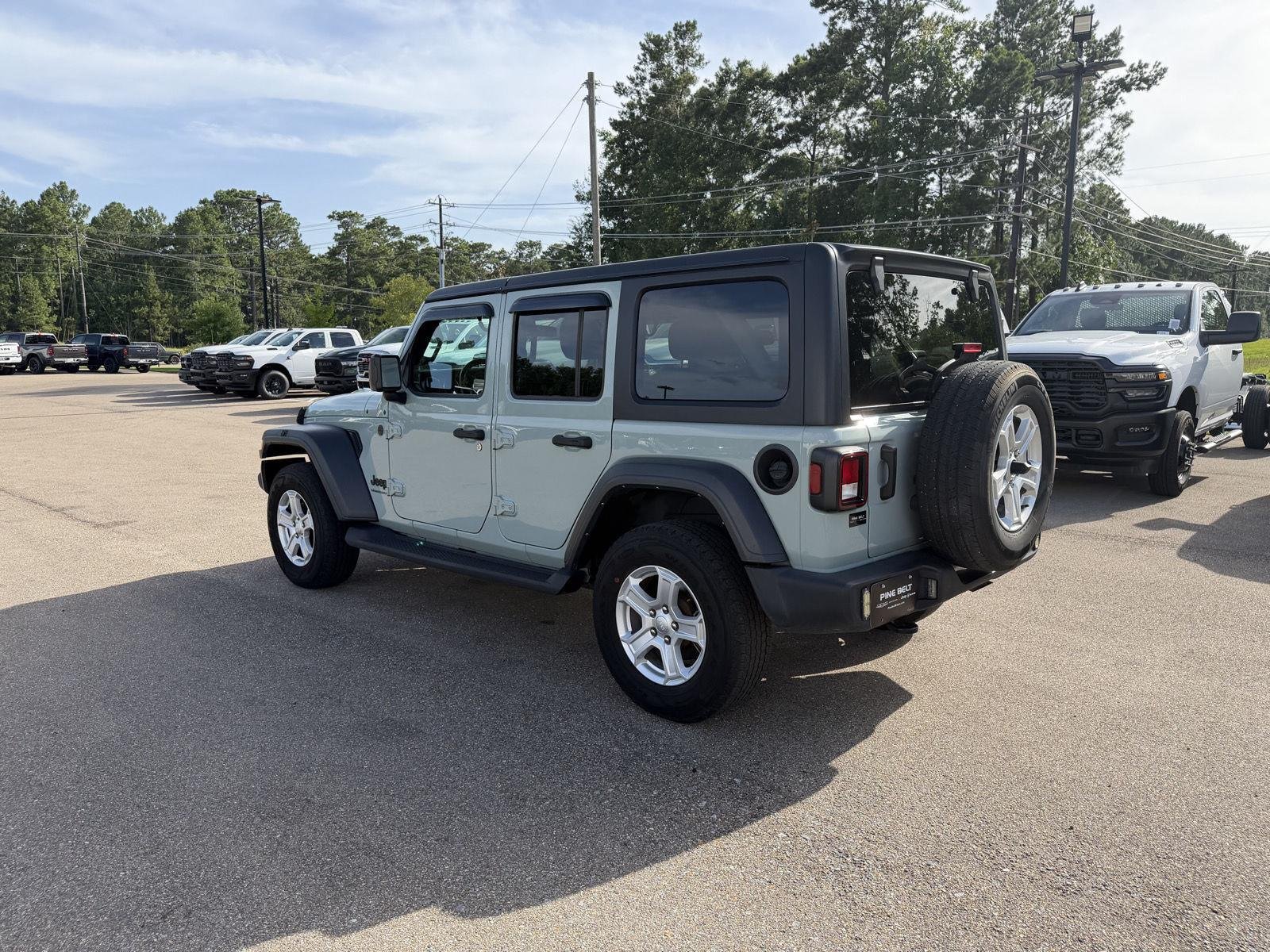 Used 2023 Earl Clearcoat Jeep Sport S image 4