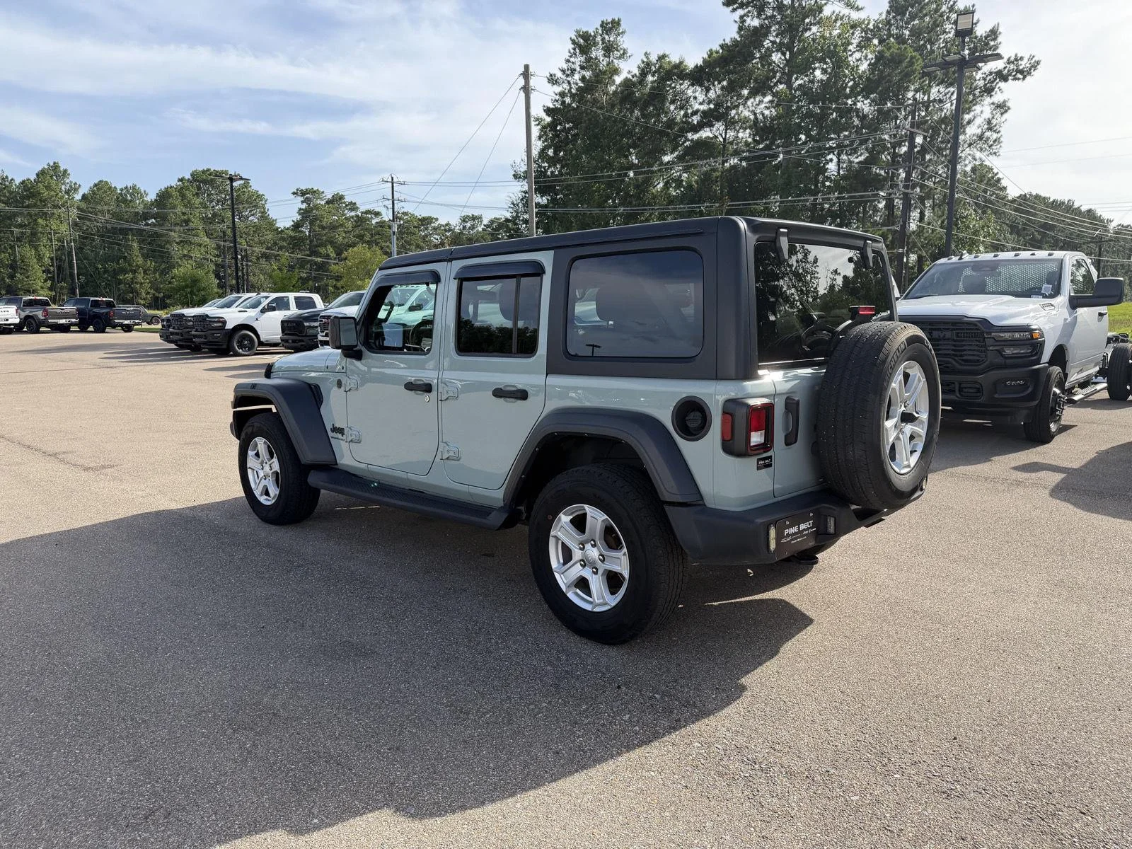 Used 2023 Earl Clearcoat Jeep Sport S image 4