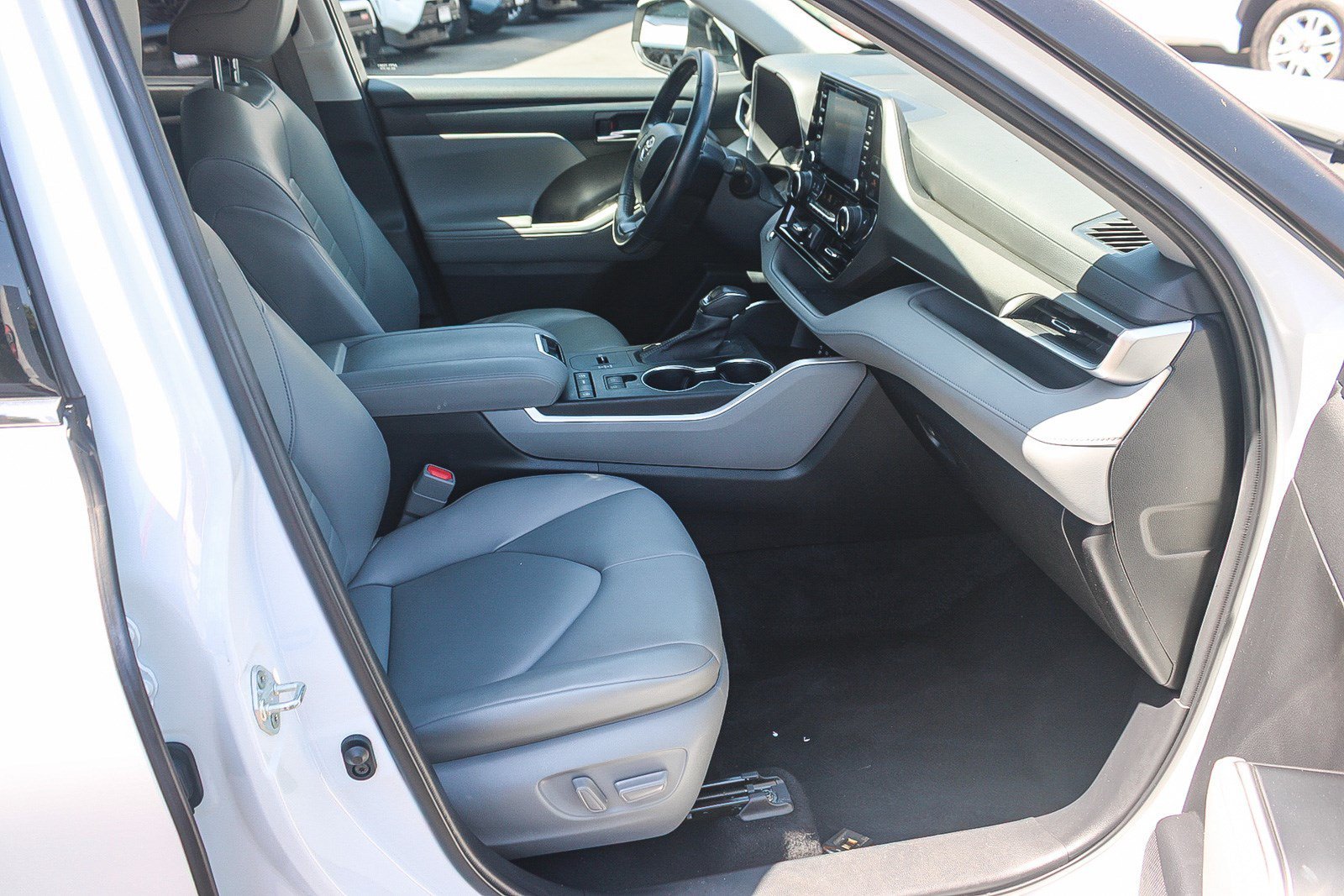 Used 2022 Wind Chill Pearl Toyota XLE image 16