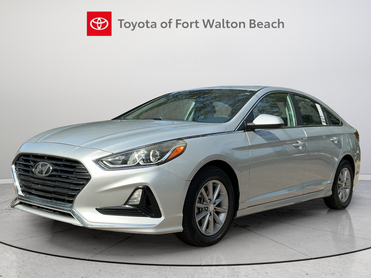 Used 2018 Silver Hyundai SE image 3