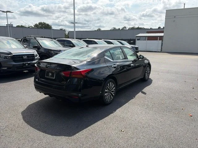 Used 2025 Super Black Clearcoat Nissan 2.5 SV image 5