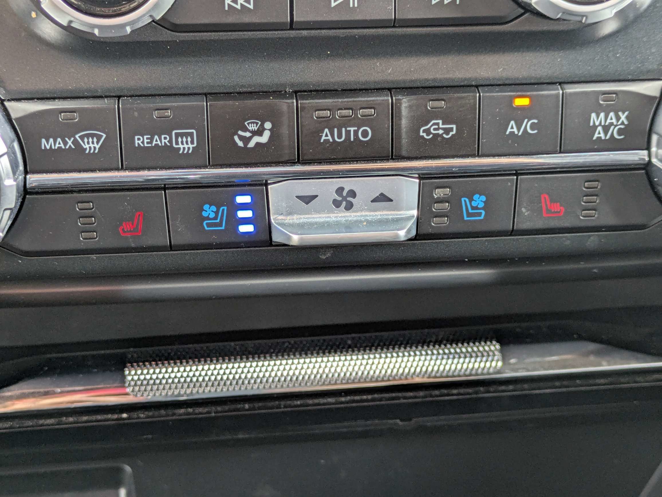 Used 2023 Silver Metallic Ford LARIAT image 27
