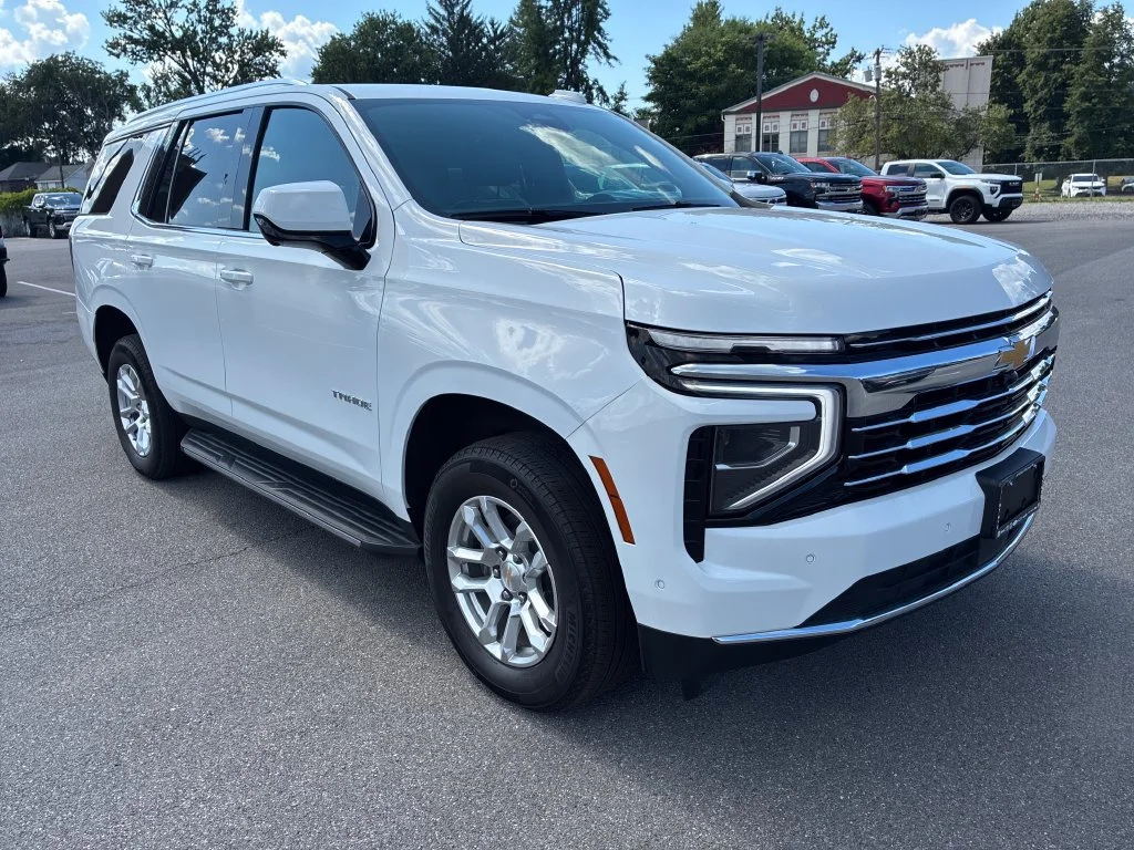 Used 2025 Summit White Chevrolet LT image 3