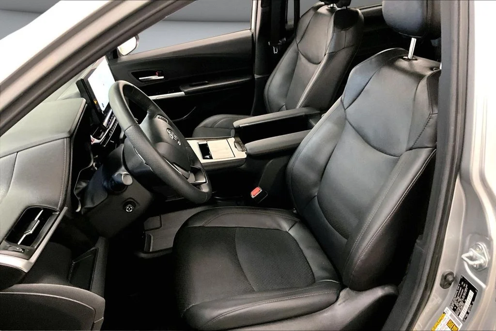 Used 2025 Silver Toyota Platinum image 21