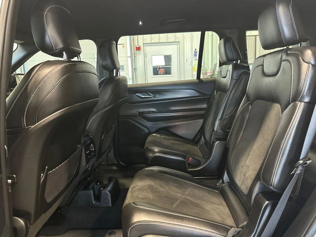 Used 2023 Silver Zynith Jeep Altitude image 25