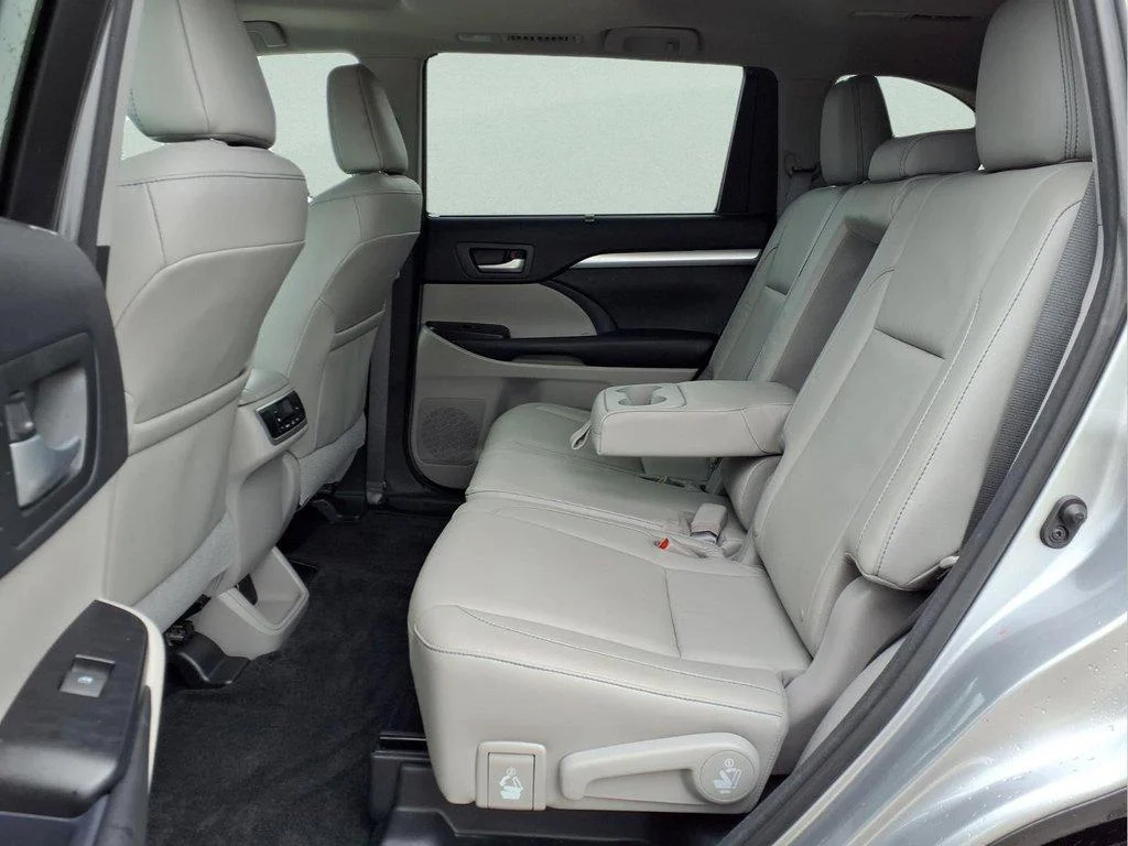 Used 2016 Silver Sky Metallic Toyota FWD 4dr V6 XLE (Natl) image 10
