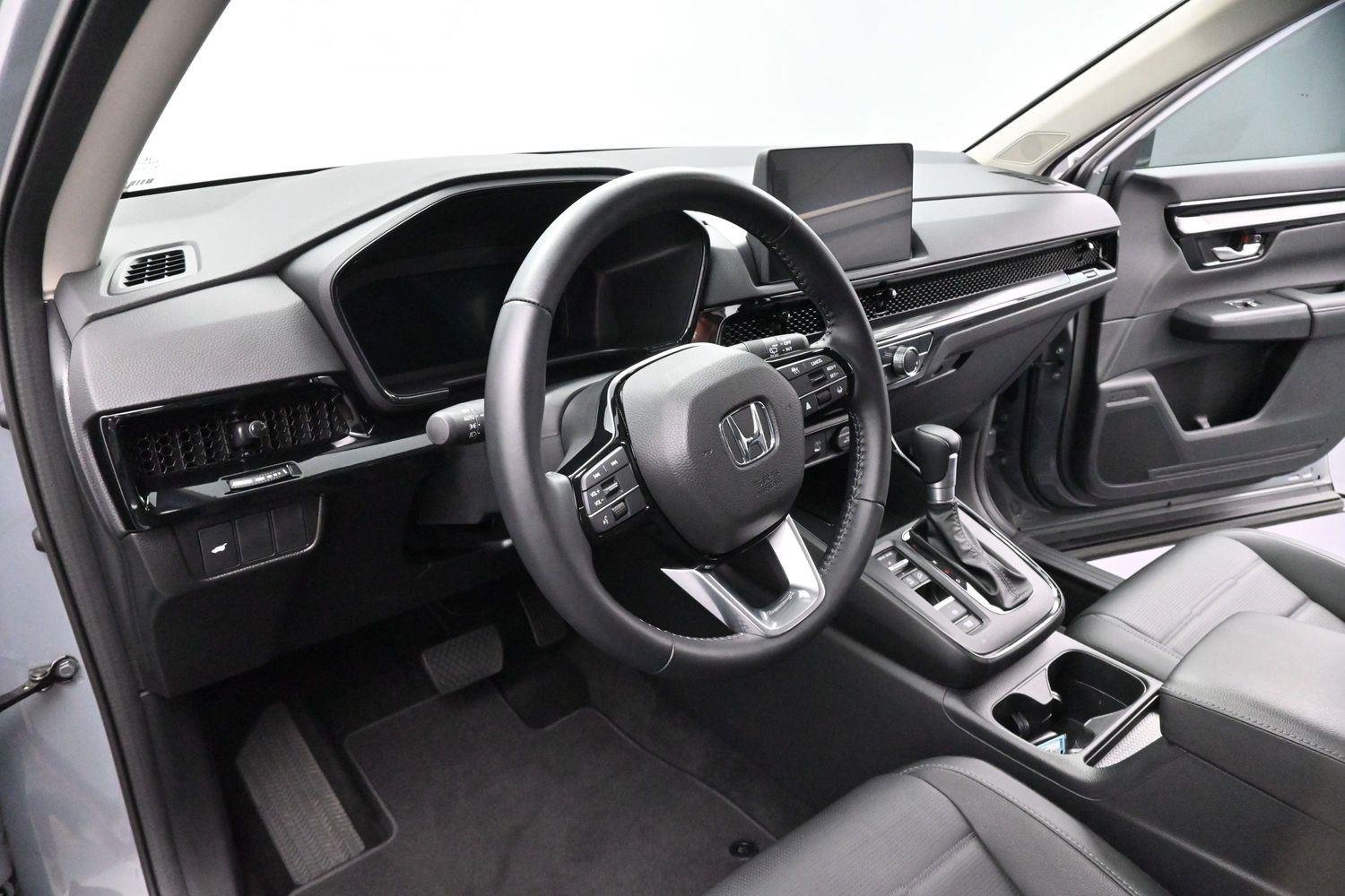 Used 2025 Gray Chrysler Select image 13