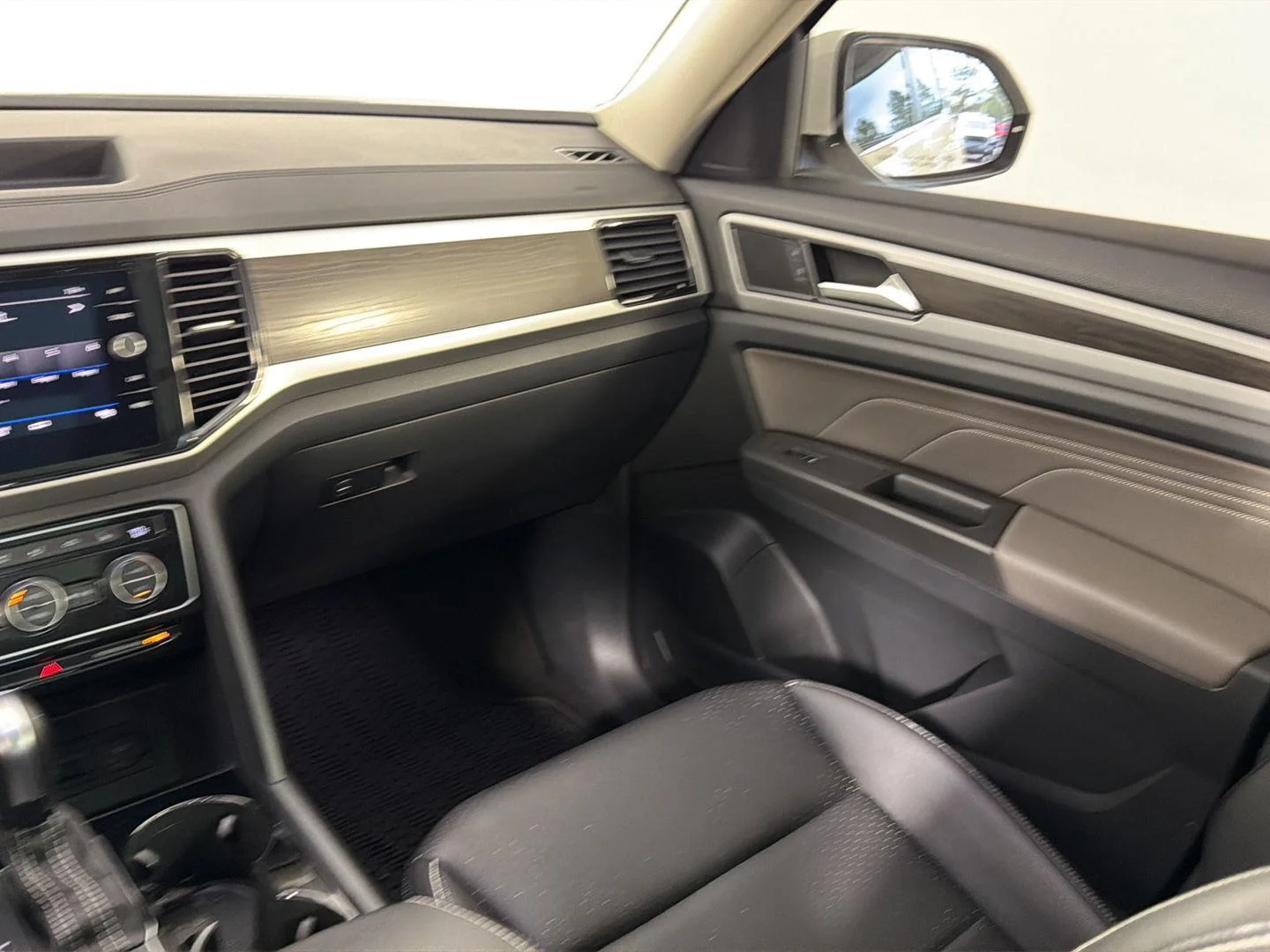 Used 2023 Pure White Volkswagen 3.6L V6 SE w/Technology image 19