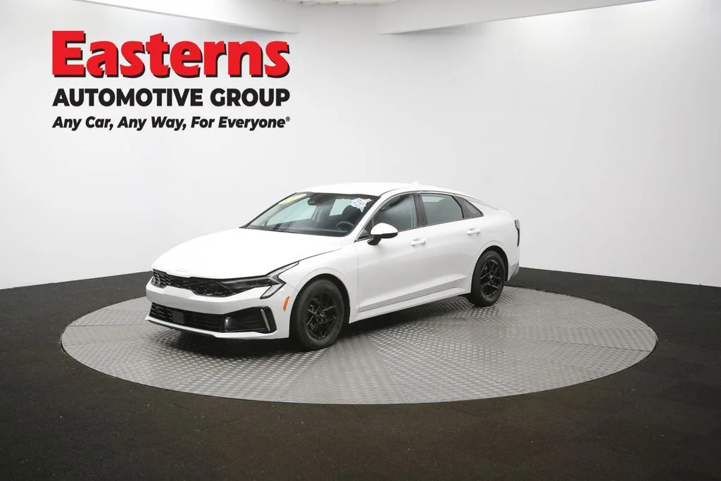 Used 2025 White Kia LXS image 57