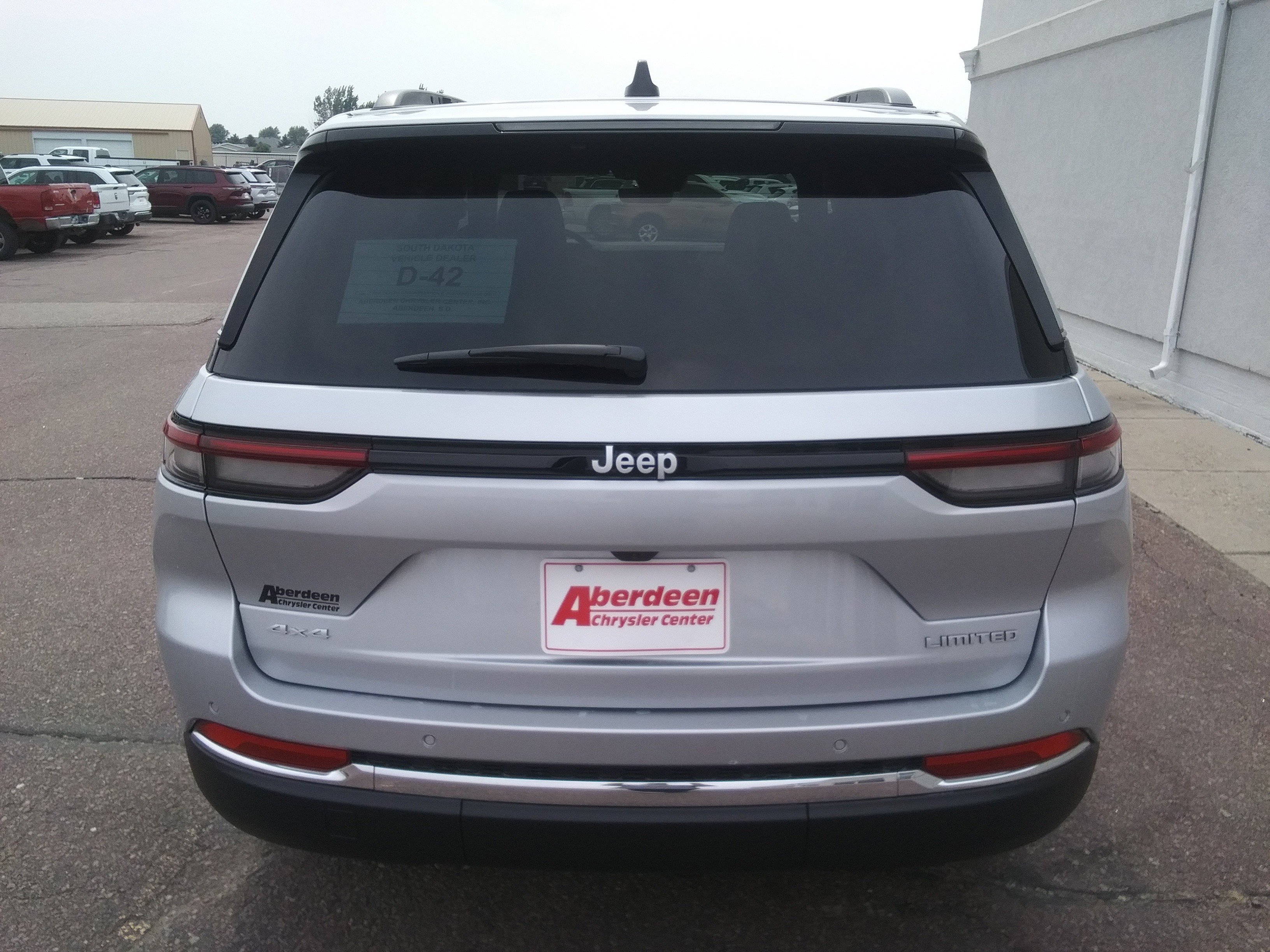 2025 Jeep Grand Cherokee Limited photo 2