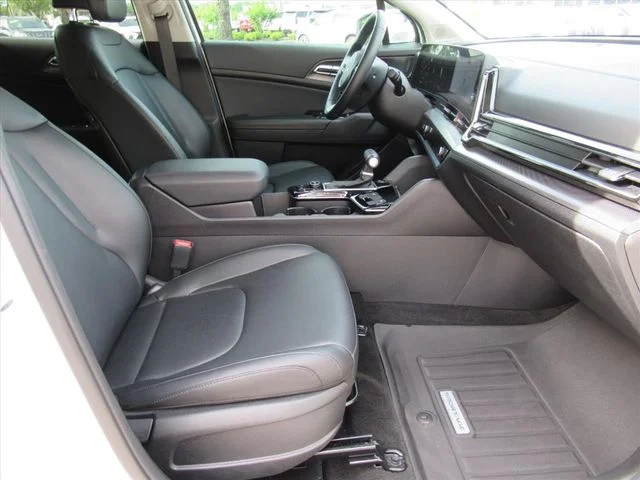 Used 2025 White Kia SX image 9