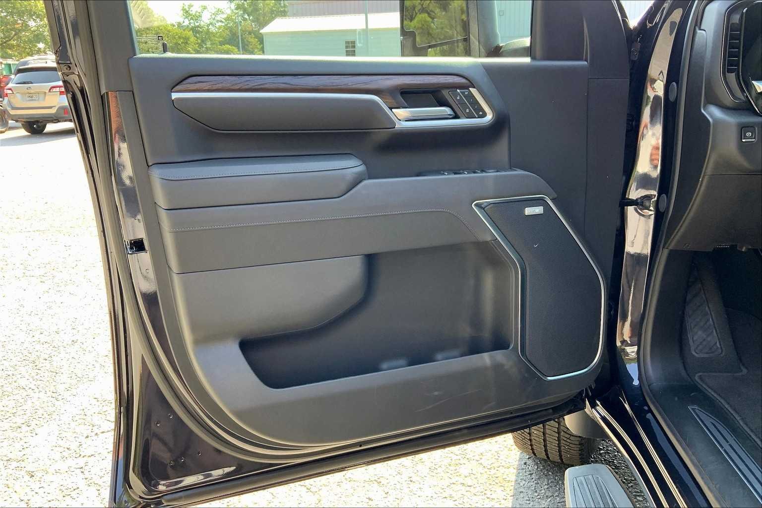 2025 GMC Sierra 3500HD SLT - Photo 10
