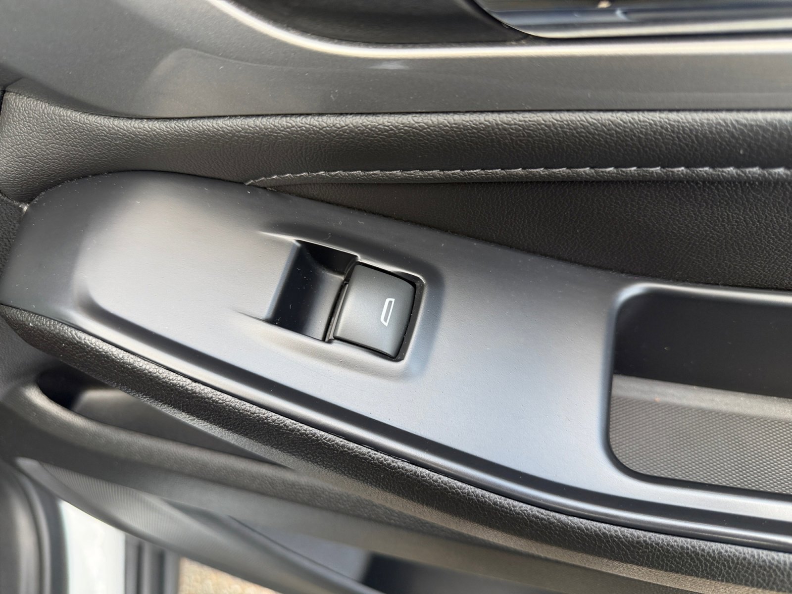 Used 2022 Summit White Chevrolet LT Cloth image 33