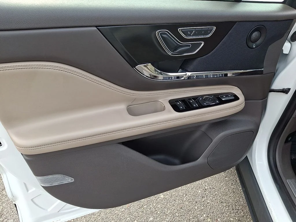 Used 2020 White Lincoln Reserve image 13