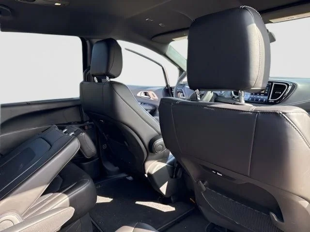 New 2026 Diamond Black Crystal Pearl-Coat Exterior Paint Chrysler Select image 31