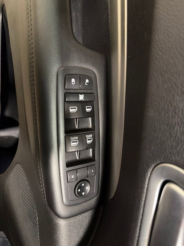 Used 2020 Reactor Blue Pearlcoat Dodge SXT image 28