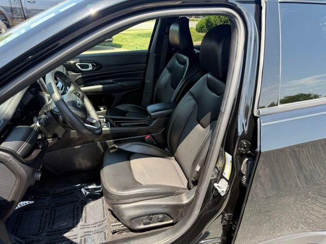 Certified Used 2023 Diamond Black Jeep Latitude image 8