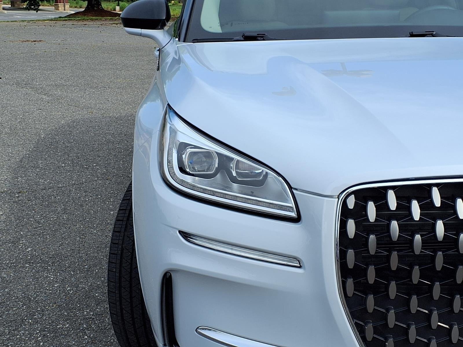 Used 2025 Crystal White Metallic Clearcoat Lincoln Grand Touring image 16