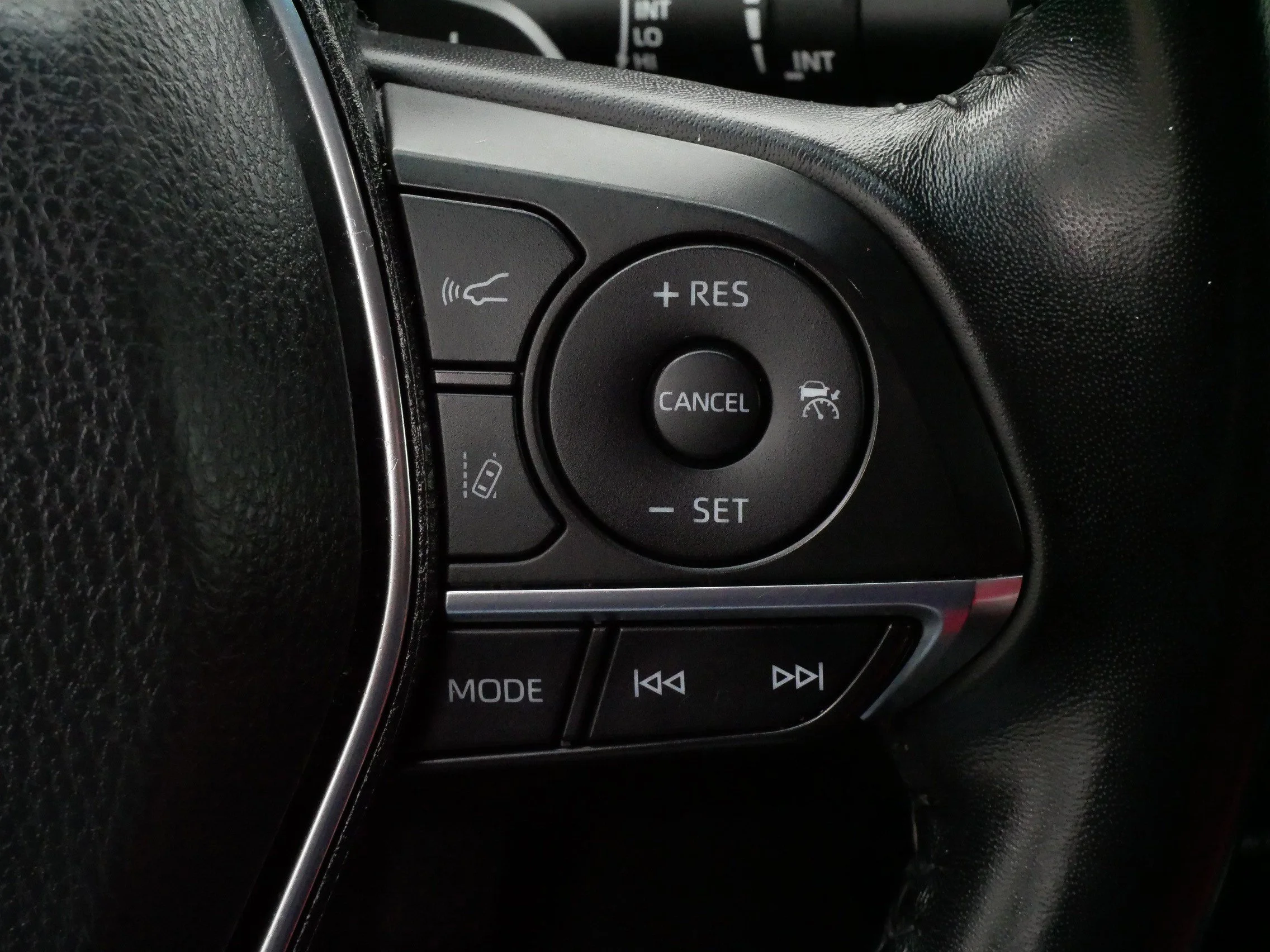 Used 2019 Wind Chill Pearl/Midnight Black Metallic Toyota XSE V6 image 26