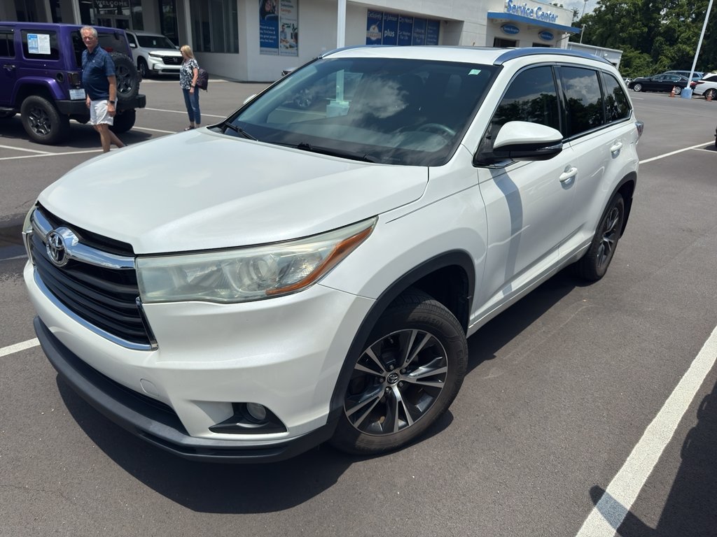 Used 2016 Blizzard Pearl Toyota XLE image 3