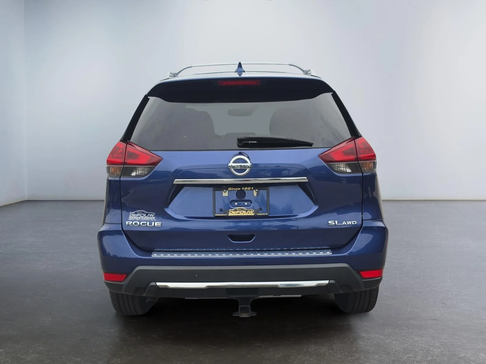 Used 2018 Caspian Blue Nissan SL image 4