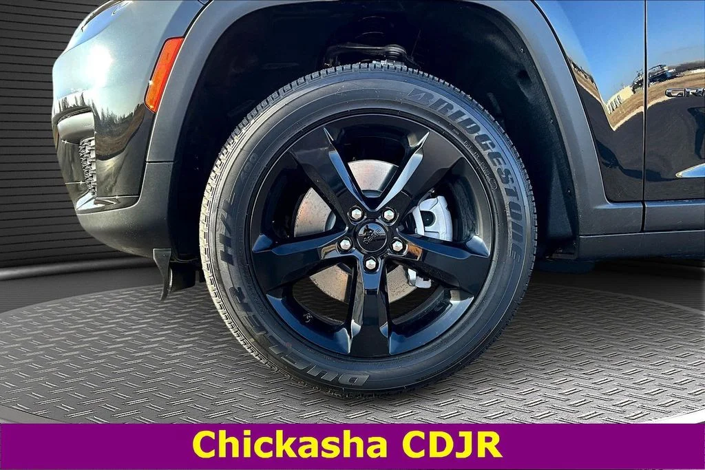 New 2025 Diamond Black Crystal Pearl-Coat Exterior Paint Jeep Altitude X image 12