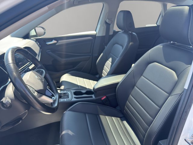 Used 2024 White Volkswagen SE image 9