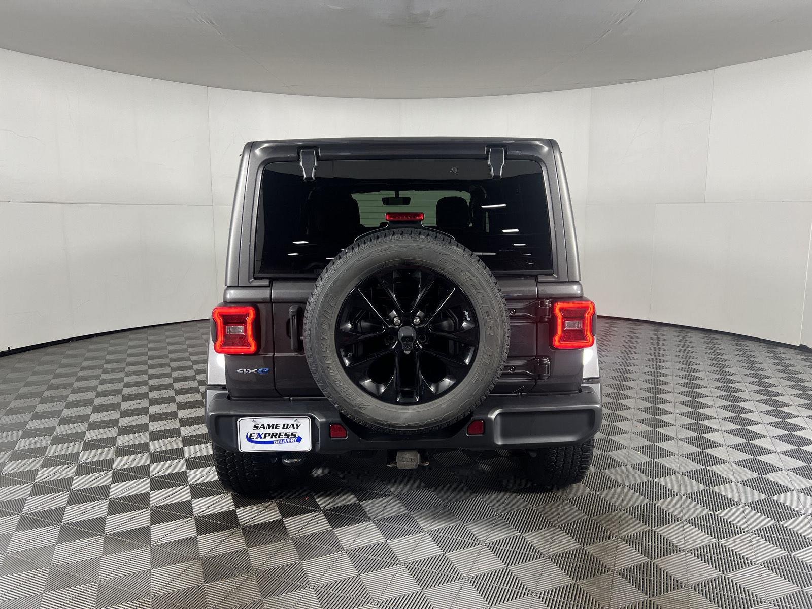Used 2021 Granite Crystal Metallic Clearcoat Jeep Unlimited Sahara image 10
