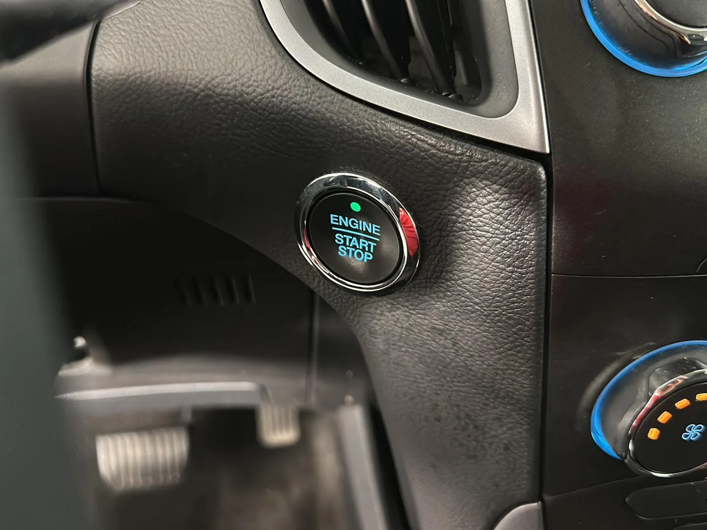 Used 2019 Ingot Silver Ford SE image 29