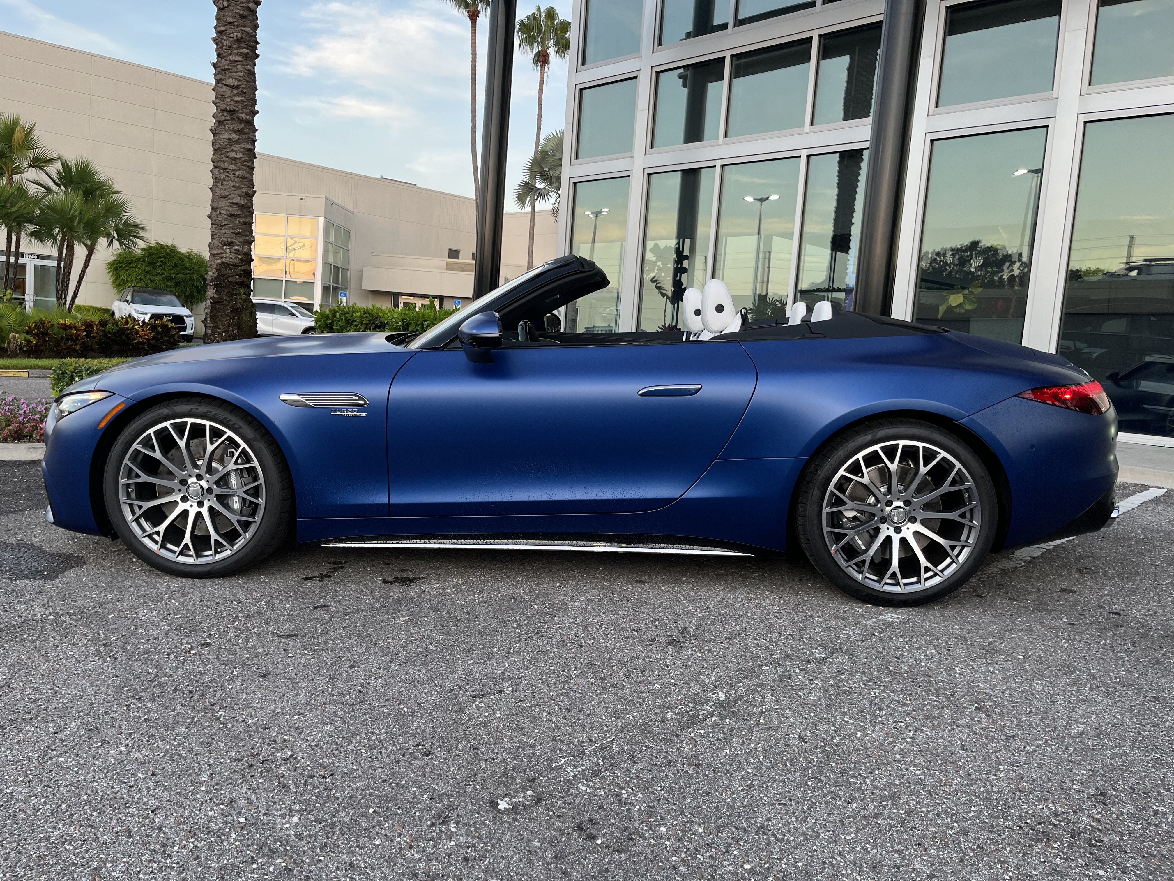 New 2026 MANUFAKTUR Starling Blue Magno Mercedes-Benz AMG® SL 43 image 3