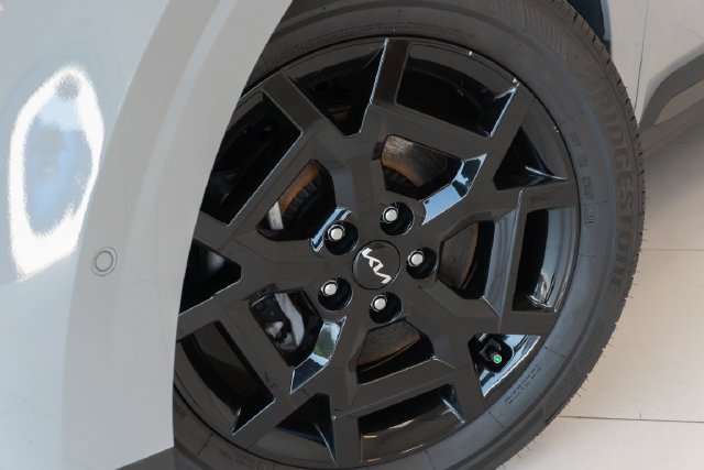 Used 2025 White Kia SX Prestige image 2