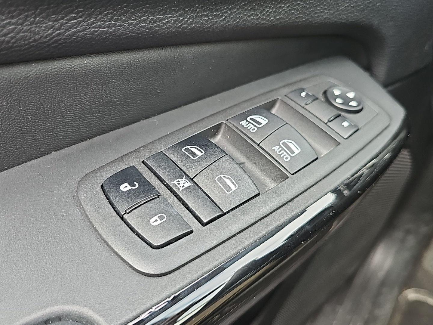 Used 2023 Diamond Black Crystal Pearlcoat Jeep Altitude Lux image 20