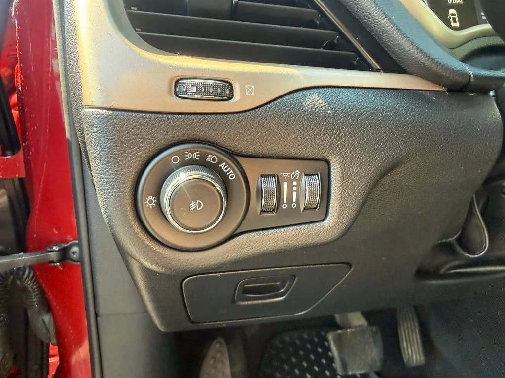 Used 2017 Red Jeep Latitude image 14